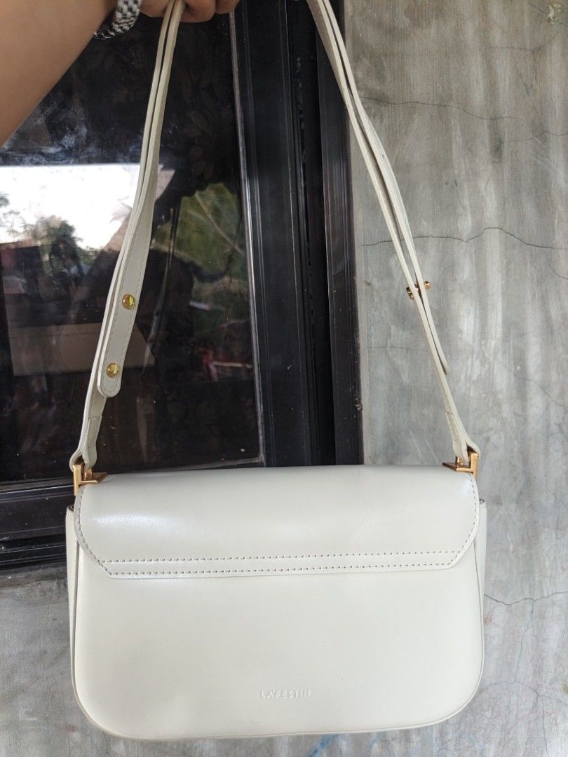 Lafestin 2way bag (Category: Shoulder Bags) located in Quezon, Isabela. Submitted by ukay-ukaybylyn (Listing ID 1469249973, Image 2). Description: ganda neto😍 pwede sling or shoulder kasi adjustable naman sya ang minimal sign of use nya lang sa last pic.