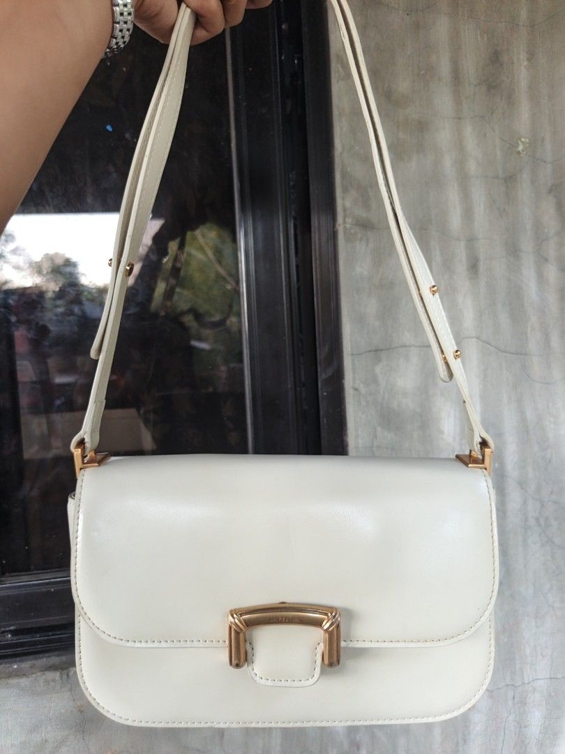 Lafestin 2way bag (Category: Shoulder Bags) located in Quezon, Isabela. Submitted by ukay-ukaybylyn (Listing ID 1469249973, Image 1). Description: ganda neto😍 pwede sling or shoulder kasi adjustable naman sya ang minimal sign of use nya lang sa last pic.