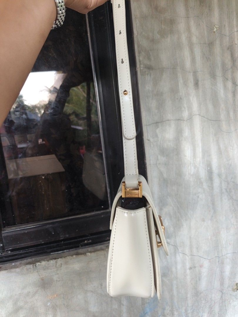 Lafestin 2way bag (Category: Shoulder Bags) located in Quezon, Isabela. Submitted by ukay-ukaybylyn (Listing ID 1469249973, Image 3). Description: ganda neto😍 pwede sling or shoulder kasi adjustable naman sya ang minimal sign of use nya lang sa last pic.