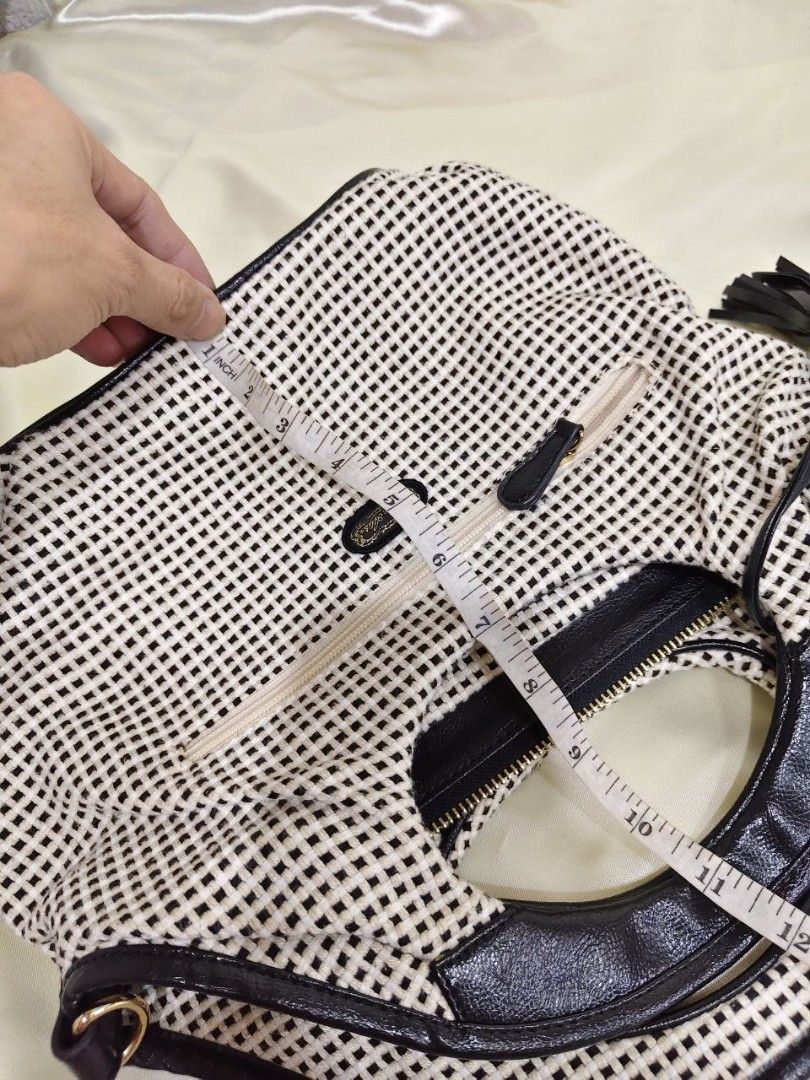 LAKE ALSTER BAG 13/9 " (Category: Cross-body Bags) located in Gamu. Submitted by 2022bagsbunny (Listing ID 1469187699, Image 3). Description: .