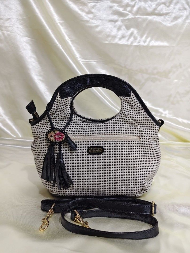 LAKE ALSTER BAG 13/9 " (Category: Cross-body Bags) located in Gamu. Submitted by 2022bagsbunny (Listing ID 1469187699, Image 1). Description: .