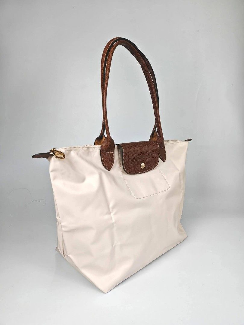 large long handle classic le pliage tote papier (Category: Shoulder Bags) located in Quezon City. Submitted by rnjcollections_eleganteph (Listing ID 1469346622, Image 1). Description: .