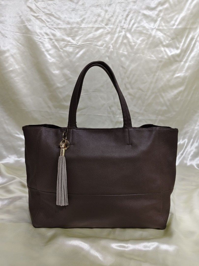 LARGE SHOULDER BAG 19/12" (Category: Shoulder Bags) located in Gamu. Submitted by 2022bagsbunny (Listing ID 1469198712, Image 1). Description: .