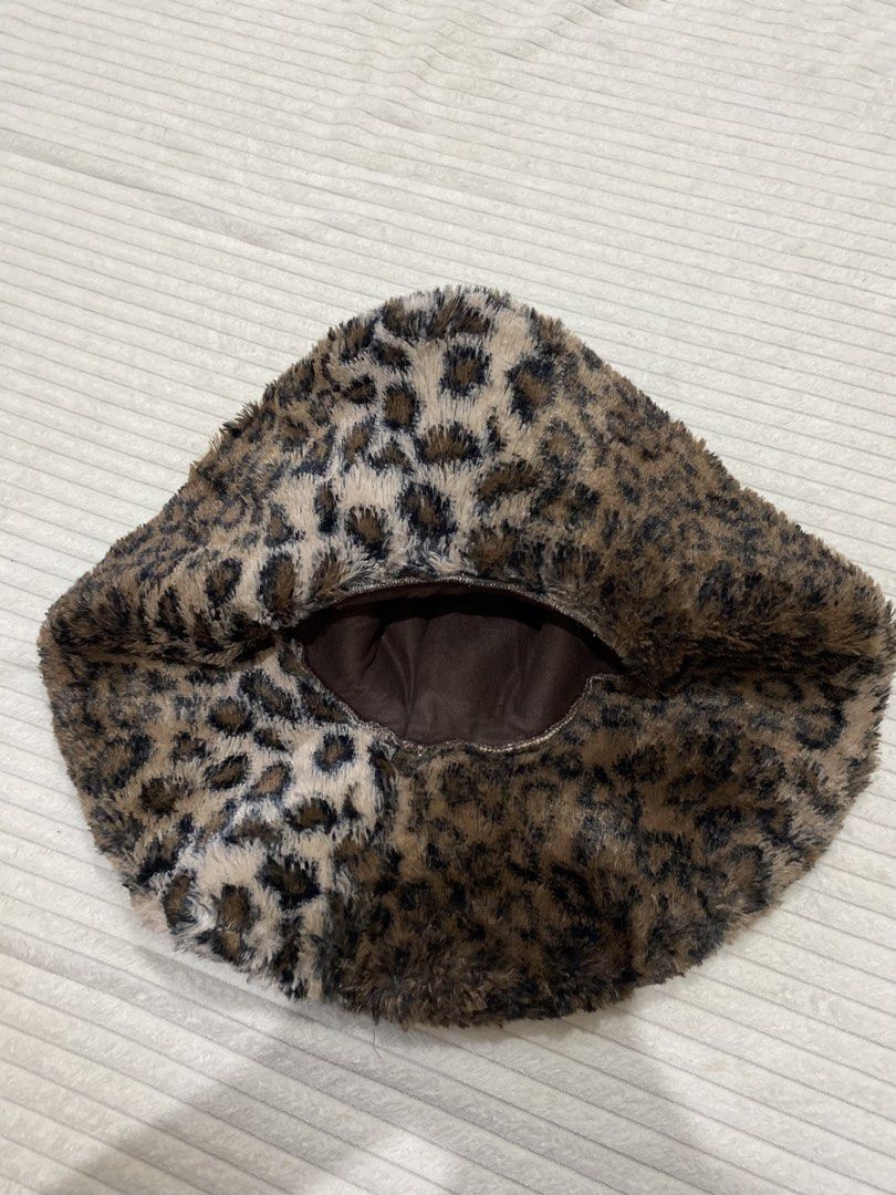 Leopard Print wide Bucket Hat (Category: Hats & Beanies) located in Tanza. Submitted by 9th.street.thrift (Listing ID 1469209064, Image 2). Description: - Trendy brown and black leopard print design - Soft and cozy faux fur texture - Comfortable brown fabric inner lining - Measures roughly 22 inches across the brim - Great statement piece for the cooler weather.