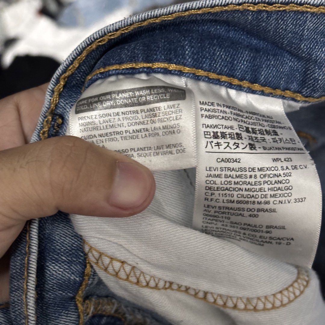 Levi's 505 Regular Fit Jeans W31 L32 (Category: Jeans) located in Caloocan City. Submitted by bonsatocha43876 (Listing ID 1469326930, Image 3). Description: - Brand/Model: Levi's 505 Regular Fit Jeans - Wash: Medium Blue - Size: Waist 31, Length 32 (W31 L32) - Details: Classic 5-pocket styling, zip fly, button closure, leather back patch, and signature arcuate rear pocket stitching - Condition: Clean, great pre-loved condition, ready to wear.