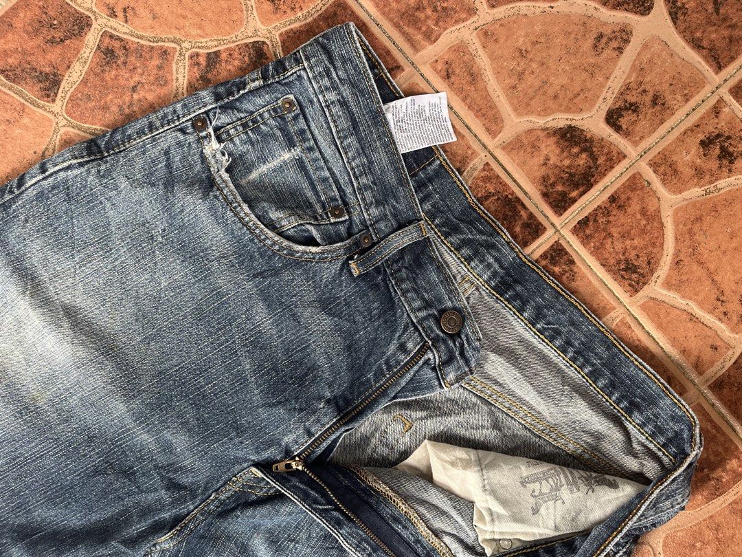Levi’s 569 Jorts/Shorts (Category: Announcements) located in Cebu City. Submitted by lchadpierr03463 (Listing ID 1469309826, Image 3). Description: • Brand & Model: Levi Strauss & Co. Lot 569 (Loose Straight). • Style: Knee-length or bermuda-style denim shorts with a relaxed/loose baggy fit popular in Y2K and 90s streetwear. • Details: Classic 5-pocket design, signature arcuate stitching on the back pockets, a red tab on the pocket, and a tan/bro