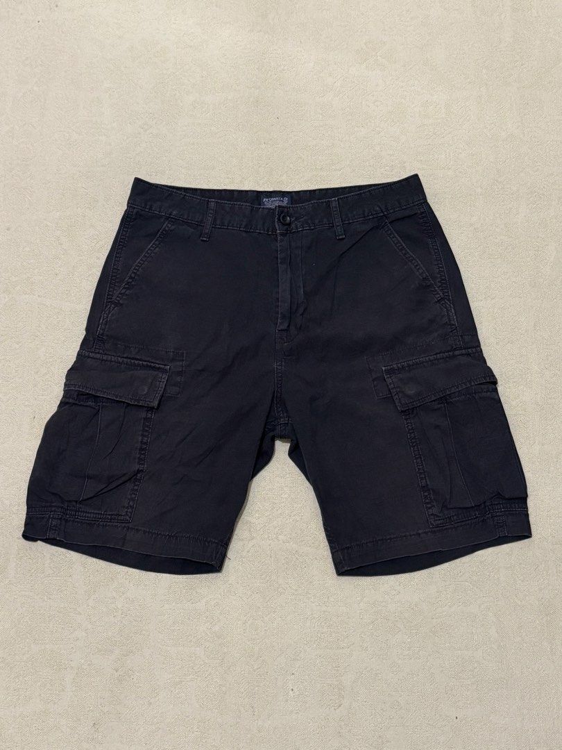 Levi’s Cargo Shorts in Black (Category: Shorts) located in Angeles City. Submitted by luigisells (Listing ID 1469252405, Image 2). Description: Size 32 Very Good Condition Issue/s: color is 9/10 MOP: Gcash or Bank Transfer Courier: J&t Express.