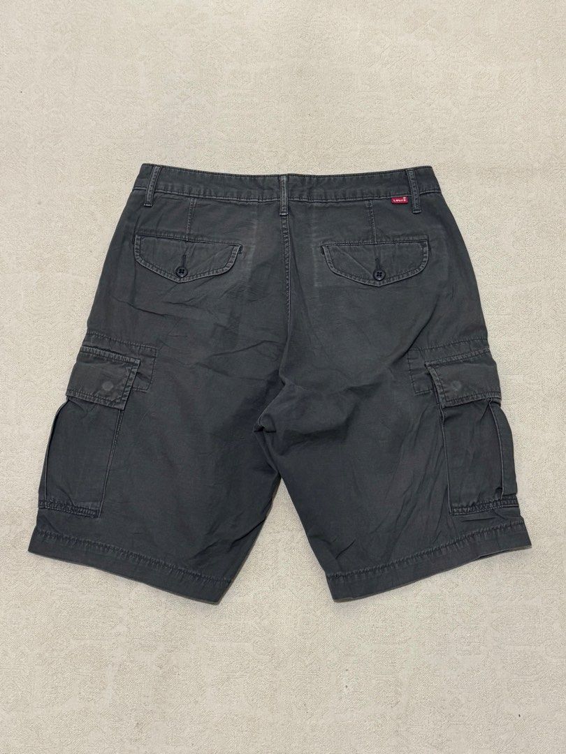 Levi’s Cargo Shorts in Dark Gray (Category: Shorts) located in Angeles City. Submitted by luigisells (Listing ID 1469252223, Image 1). Description: Size 31 Very Good Condition Issue/s: color is 9/10 MOP: Gcash or Bank Transfer Courier: J&t Express.