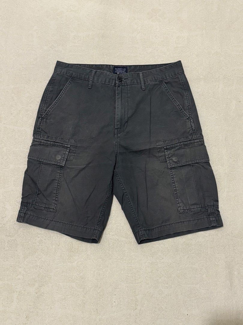 Levi’s Cargo Shorts in Dark Gray (Category: Shorts) located in Angeles City. Submitted by luigisells (Listing ID 1469252223, Image 2). Description: Size 31 Very Good Condition Issue/s: color is 9/10 MOP: Gcash or Bank Transfer Courier: J&t Express.