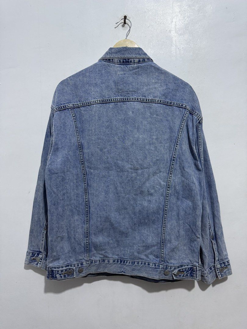 Levi's denim jacket light wash size S (Category: Coats, Jackets and Outerwear) located in Manila. Submitted by esparciake75752 (Listing ID 1469196947, Image 2). Description: - Brand: Levi's - Style: Classic denim jacket - Color: Light blue wash - Size: Small - Details: Button-up front, branded metal hardware - Pockets: Dual chest flap pockets with red tab logo, plus two side welt pockets - Extras: Long sleeves with button cuffs, black leather pat
