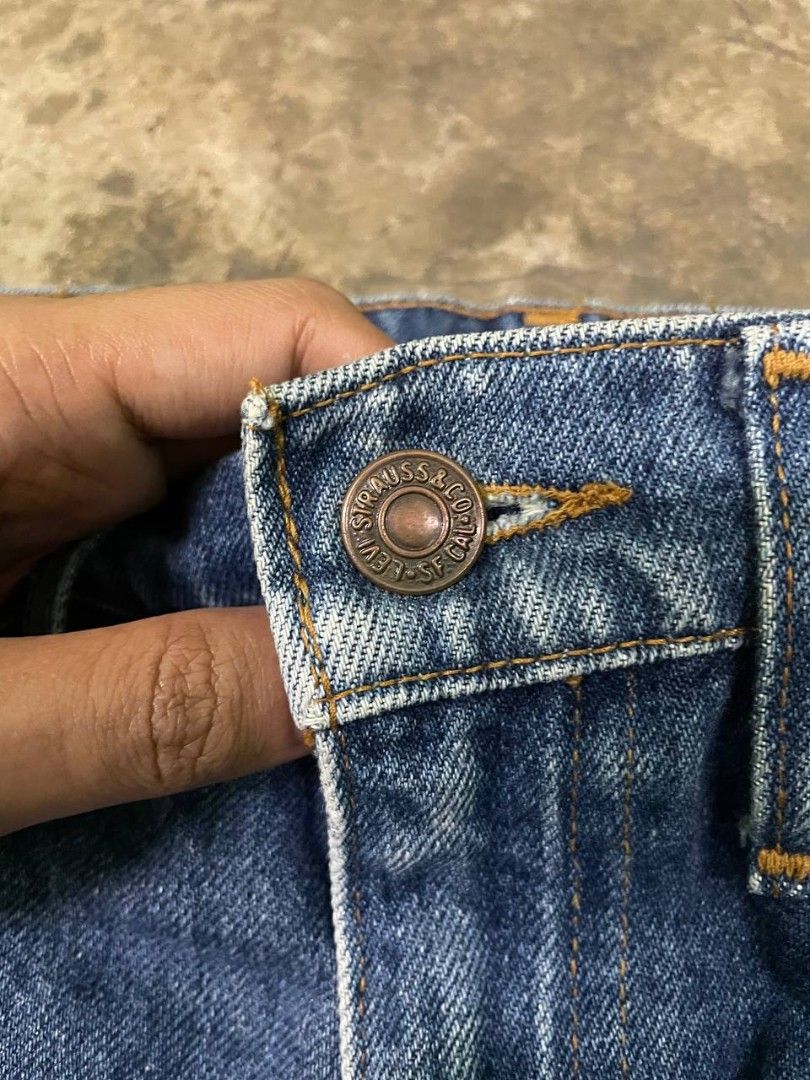 Levi's flared pants (Category: Jeans) located in Rodriguez. Submitted by randomthrift777 (Listing ID 1469283310, Image 2). Description: DIMENSIONS Levi's flared pants WAISTH 28 LENGTH 39.5 LEG HOLE 11.