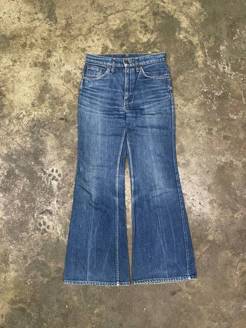 Levi's flared pants (Category: Jeans) located in Rodriguez. Submitted by randomthrift777 (Listing ID 1469283310, Image 1). Description: DIMENSIONS Levi's flared pants WAISTH 28 LENGTH 39.5 LEG HOLE 11.