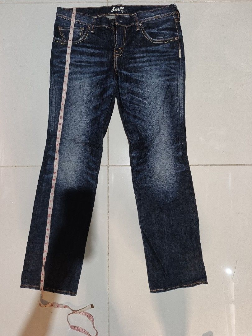 Levi's San Francisco Denim Jeans Size 28 (Category: Jeans) located in Davao. Submitted by romelyap (Listing ID 1469180621, Image 1). Description: - Brand: Levi's San Francisco - Style: Straight leg denim jeans - Color/Wash: Dark blue wash - Size: Tagged size 28 (inner waistband) - Details: Classic five-pocket setup, contrast stitching, branded hardware - Accents: Signature back pocket arcuate stitching and iconic red tab - Condition: Solid everyd