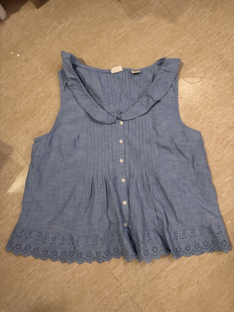 Levi’s Sleeveless Denim Blue (Category: Sleeveless) located in Tuguegarao City. Submitted by ginnievillacorte (Listing ID 1469167105, Image 1). Description: Size m on tag but runs big. Please refer to the pictures for the measurements. .