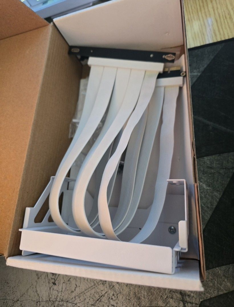 Lian li upright gpu kit white (Category: Desktops) located in Lubao. Submitted by gracesayson (Listing ID 1469252670, Image 2). Description: bought from south korea. used only for testing.
