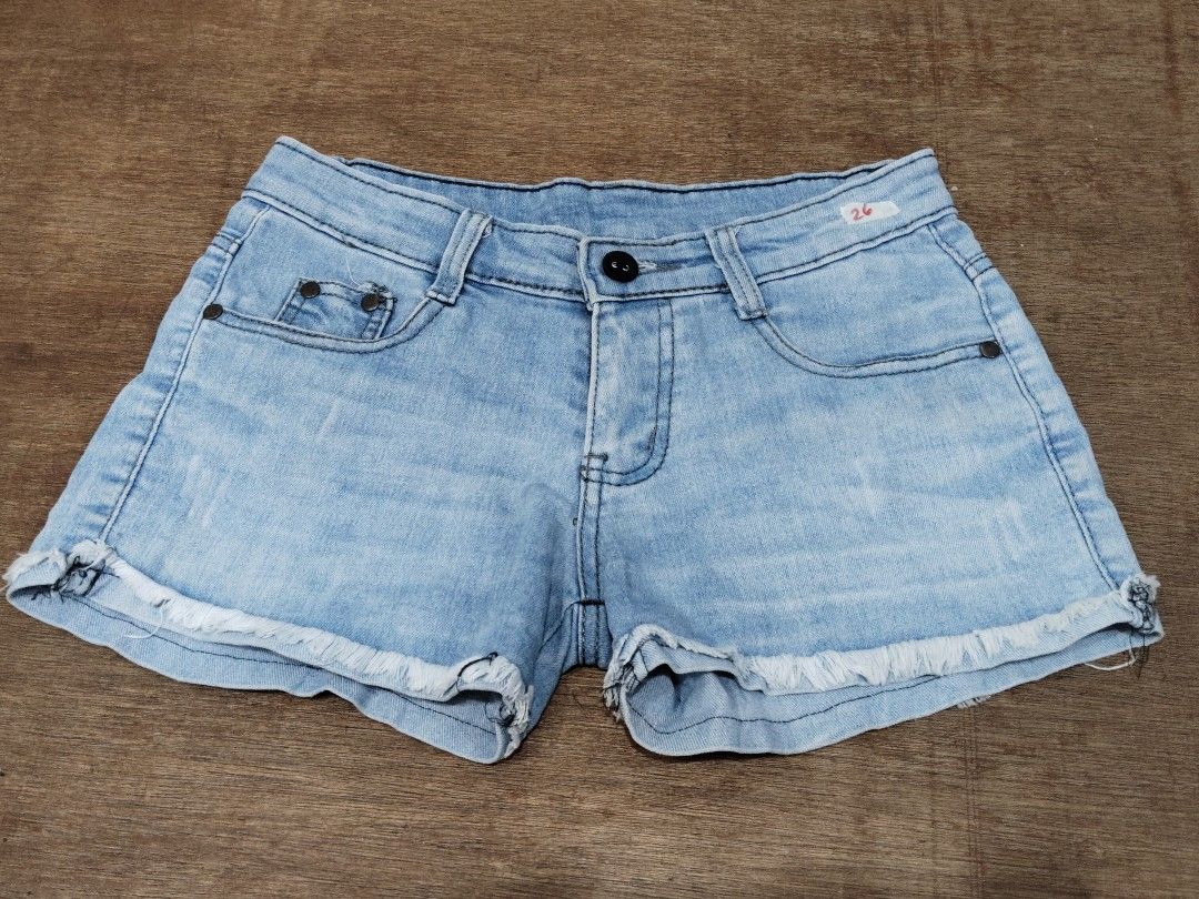 Light wash distressed denim shorts size 26 (Category: Shorts) located in San Juan City. Submitted by rhennx (Listing ID 1469310184, Image 1). Description: ✨ LOW WAIST SHORT 📌 MEDIDA SIZE!! (ADD SIZE IF MABALAKANG) Pick-up or deliver via lalamove or J&T (SF shoulder by the buyer) 📍San Juan City 📌 Cash/Gcash/Bank Transfer 📌 PLEASE NOTE THAT THE ACTUAL COLOR MAY SLIGHTLY VARY DUE TO LIGHTING AND SCREEN SETTINGS..