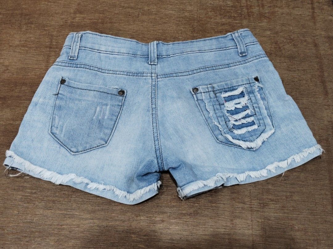 Light wash distressed denim shorts size 26 (Category: Shorts) located in San Juan City. Submitted by rhennx (Listing ID 1469310184, Image 2). Description: ✨ LOW WAIST SHORT 📌 MEDIDA SIZE!! (ADD SIZE IF MABALAKANG) Pick-up or deliver via lalamove or J&T (SF shoulder by the buyer) 📍San Juan City 📌 Cash/Gcash/Bank Transfer 📌 PLEASE NOTE THAT THE ACTUAL COLOR MAY SLIGHTLY VARY DUE TO LIGHTING AND SCREEN SETTINGS..