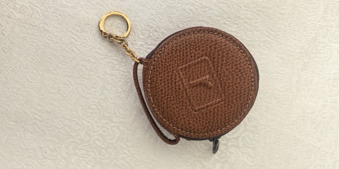 Like new Renoma leather round with chain (Category: Purses & Pouches) located in Tuguegarao City. Submitted by zenphoenix-7ad615 (Listing ID 1469182230, Image 2). Description: Like new renoma Faded Na ung renoma sa loob.