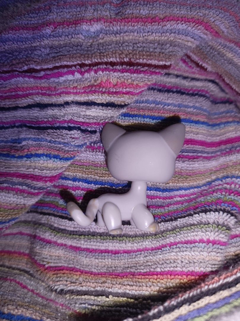 Littlest pet shop (LPS) FOR TRADE (Category: Figurines & Statues) located in Victoria. Submitted by yannirose (Listing ID 1469227147, Image 3). Description: Shc for trade!! LPS#483 LF: gen 2 main 5 molds (checking for other molds too!! -Like new -Clear peg -Good peg Authentic(⁠◕⁠ᴗ⁠◕⁠✿⁠) .