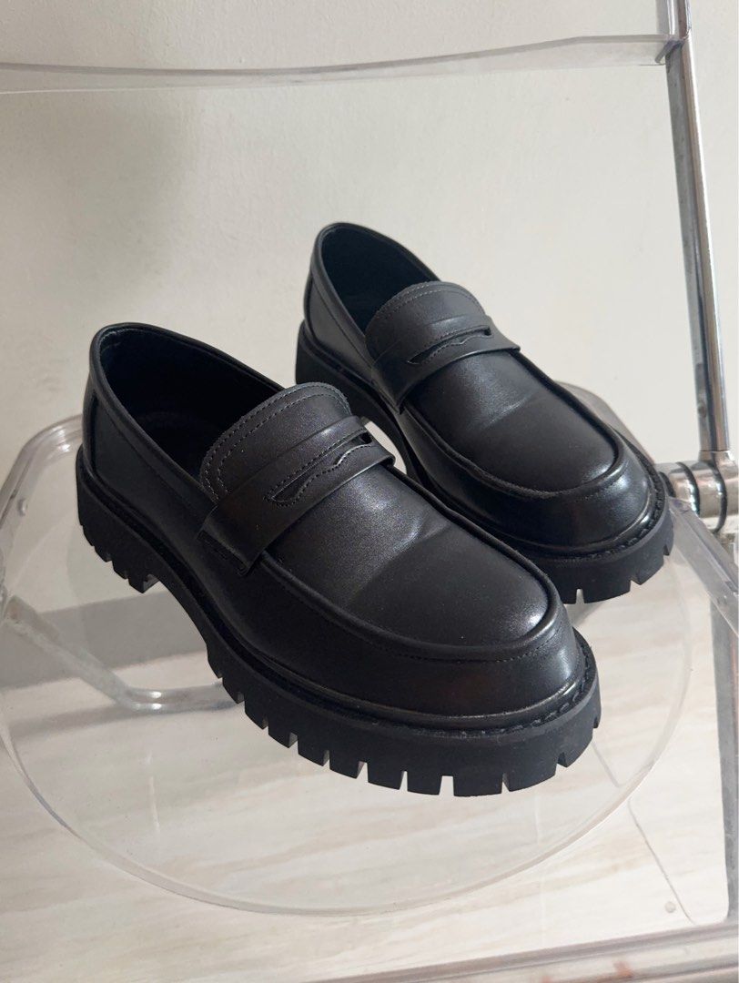 Loafers Shoes Outfit (Category: Casual Shoes) located in Mandaluyong City. Submitted by rxstudio (Listing ID 1469182795, Image 2). Description: BLACK LEATHER PENNY LOAFERS — SIZE 45 Size: 45 Color: Black Material: Leather Condition: Minimal dents Inclusions: Original box RFS: No longer using, decluttering. Please read the details carefully. No refunds. ₱1000 + SF Pick-up/Meet-up: Mandaluyong, Highway Hills (recommended for a safer transaction and
