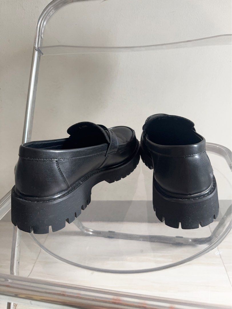 Loafers Shoes Outfit (Category: Casual Shoes) located in Mandaluyong City. Submitted by rxstudio (Listing ID 1469182795, Image 3). Description: BLACK LEATHER PENNY LOAFERS — SIZE 45 Size: 45 Color: Black Material: Leather Condition: Minimal dents Inclusions: Original box RFS: No longer using, decluttering. Please read the details carefully. No refunds. ₱1000 + SF Pick-up/Meet-up: Mandaluyong, Highway Hills (recommended for a safer transaction and