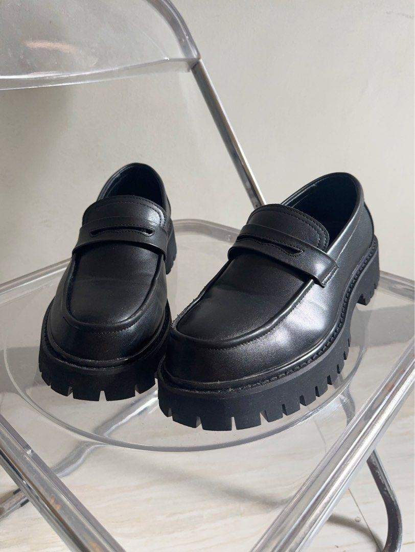 Loafers Shoes Outfit (Category: Casual Shoes) located in Mandaluyong City. Submitted by rxstudio (Listing ID 1469182795, Image 1). Description: BLACK LEATHER PENNY LOAFERS — SIZE 45 Size: 45 Color: Black Material: Leather Condition: Minimal dents Inclusions: Original box RFS: No longer using, decluttering. Please read the details carefully. No refunds. ₱1000 + SF Pick-up/Meet-up: Mandaluyong, Highway Hills (recommended for a safer transaction and