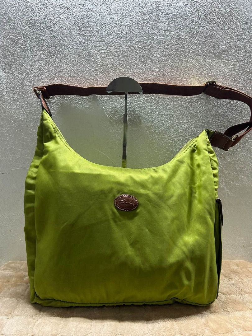 LONG CHAMP APPLE GREEN SHOULDER BAG (Category: Shoulder Bags) located in Caloocan City. Submitted by j3ngsanity (Listing ID 1469307271, Image 1). Description: NO ISSUE NEED CLEANING ONLY YKK ZIP.