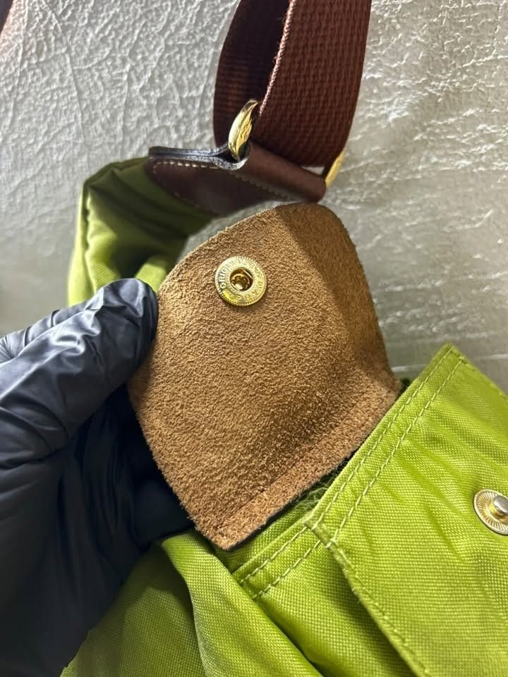 LONG CHAMP APPLE GREEN SHOULDER BAG (Category: Shoulder Bags) located in Caloocan City. Submitted by j3ngsanity (Listing ID 1469307271, Image 3). Description: NO ISSUE NEED CLEANING ONLY YKK ZIP.