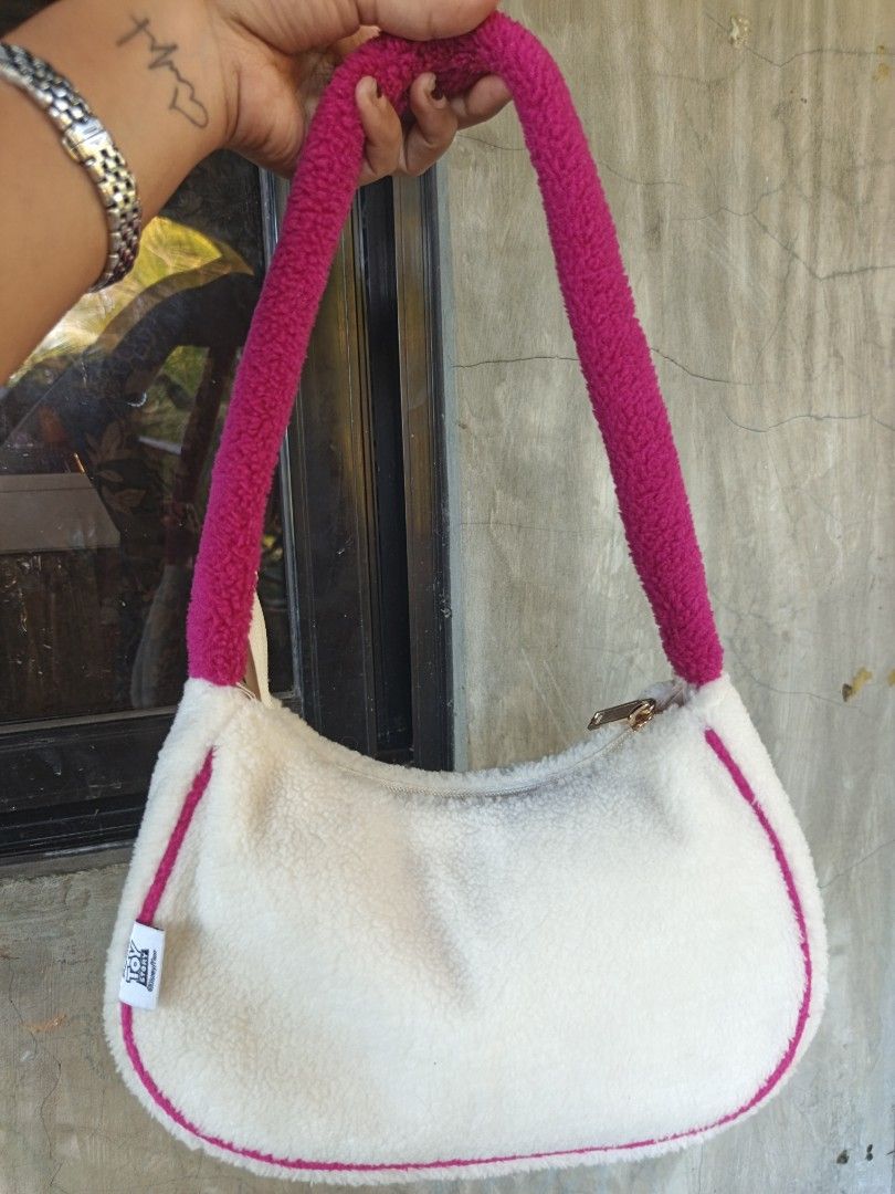 Lotso shoulder bag (Category: Shoulder Bags) located in Quezon, Isabela. Submitted by ukay-ukaybylyn (Listing ID 1469251265, Image 2). Description: like new 💯 kasya long wallet.