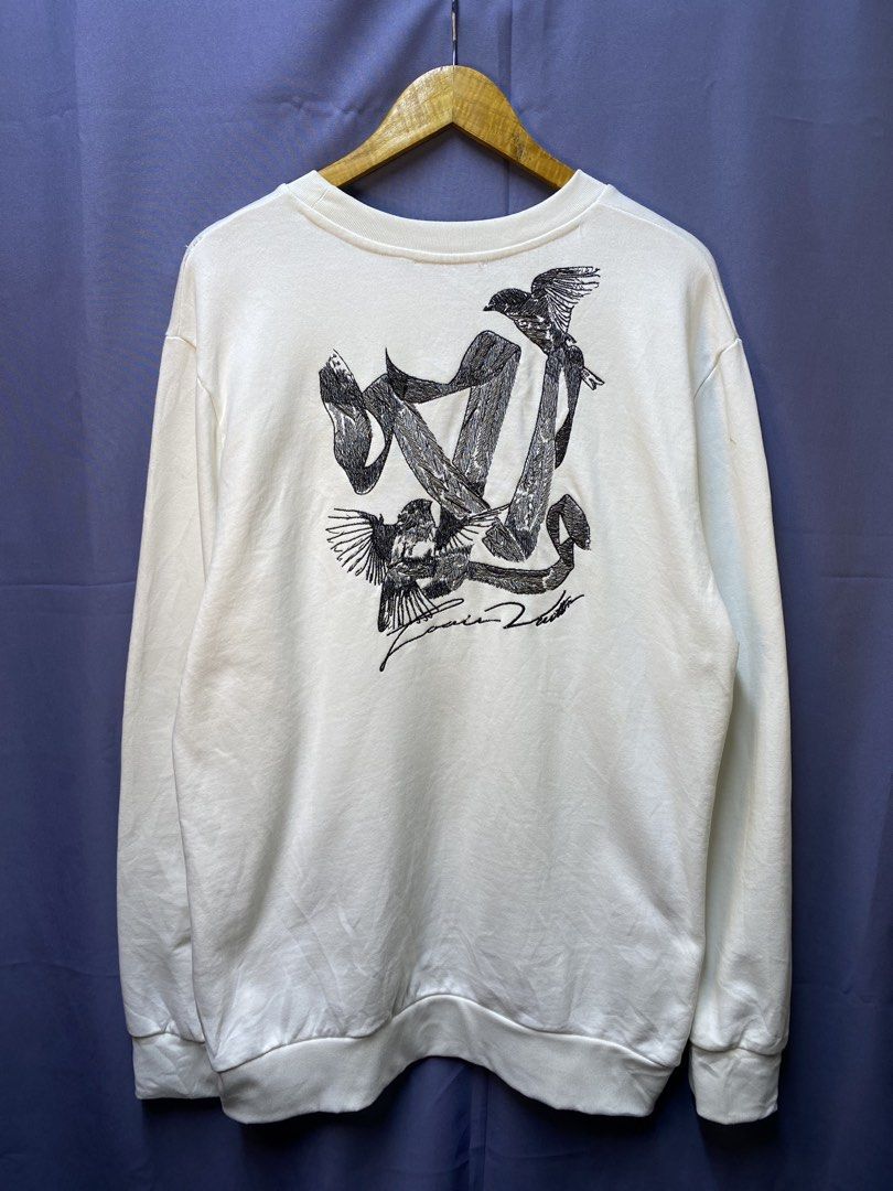 LOUIS VUITTON “BIRD LOGO” SWEATSHIRT (Category: Coats, Jackets and Outerwear) located in Makati City. Submitted by drip.poww (Listing ID 1469318555, Image 1). Description: - LOUIS VUITTON - Color: White - Size: XL fitting - Dimes: 24.5x31 - Authentic - Excellent condition - Need wash, fresh from bale - Material: 100% Cotton Please don’t expect too much—these are thrifted (ukay) items. 😊 !!STILL NEGOTIABLE!!.