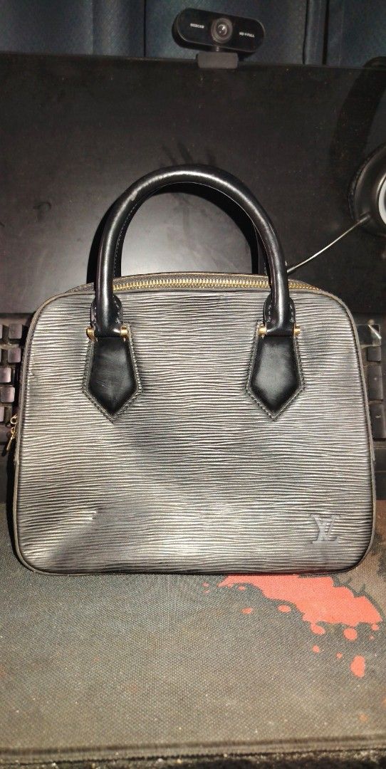 Louis Vuitton Black Epi Leather Handbag (Category: Luxury Bags & Wallets) located in Manila. Submitted by chuaniki (Listing ID 1469304191, Image 1). Description: - Brand: Louis Vuitton - Material: Durable black Epi leather with gold-tone hardware - Design: Structured top handle bag with dual rolled handles - Closure: Secure top zipper closure - Interior: Black fabric lining with an LV-stamped zippered pocket compartment - Condition: Excellent, cl