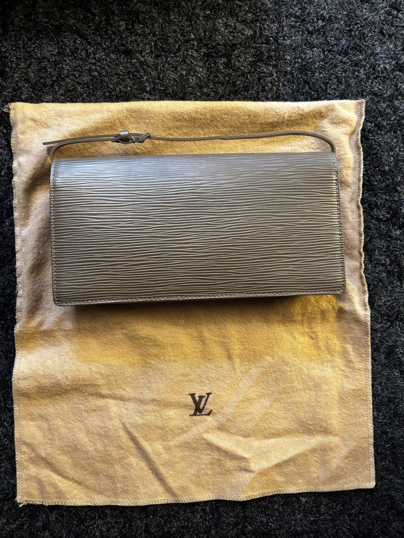 Louis Vuitton Epi Bag (Category: Luxury Bags & Wallets) located in Pasay City. Submitted by N30G0TMYBAEK (Listing ID 1469271875, Image 2). Description: - Authentic Louis Vuitton bag in Epi leather - Signature LV logo stamped on the front lower corner - Secure flap closure with snap button - Slim, adjustable strap for comfortable wear - Functional interior with built-in card slots - Pristine, clean interior with protective paper still inside - Com