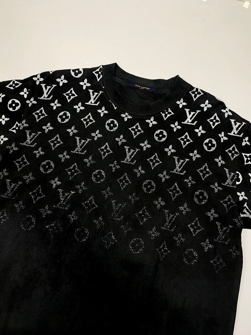 ‘LOUIS VUITTON GRADIENT MONOGRAM TEE’ (Category: Shirts) located in San Jose. Submitted by retro.co (Listing ID 1469298345, Image 2). Description: Features: - FRONT AND BACK DESIGN(AOP) - SIGNATURE MONOGRAM PATTERN - VELVET PRINT •Excellent Condition •Flaws: NO MAJOR FLAWS •Color rate: (9.5/10) •DIMES: (W): 21 INCH (L): 27 INCH READ BEFORE PURCHASING -WORLDWIDE SHIPPING -NO RETURN -Please check all photos accurately. ❗️Important notes: Size is in