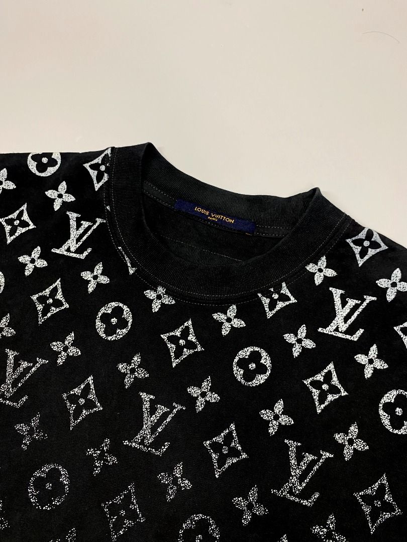 ‘LOUIS VUITTON GRADIENT MONOGRAM TEE’ (Category: Shirts) located in San Jose. Submitted by retro.co (Listing ID 1469298345, Image 3). Description: Features: - FRONT AND BACK DESIGN(AOP) - SIGNATURE MONOGRAM PATTERN - VELVET PRINT •Excellent Condition •Flaws: NO MAJOR FLAWS •Color rate: (9.5/10) •DIMES: (W): 21 INCH (L): 27 INCH READ BEFORE PURCHASING -WORLDWIDE SHIPPING -NO RETURN -Please check all photos accurately. ❗️Important notes: Size is in