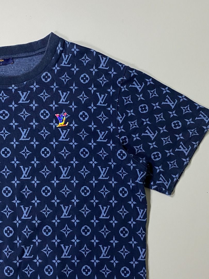 ‘LOUIS VUITTON JACQUARD MONOGRAM KNIT TEE’ (Category: Tshirts & Polo Shirts ) located in San Jose. Submitted by retro.co (Listing ID 1469292832, Image 2). Description: Features: - FRONT AND BACK DESIGN(AOP) - SIGNATURE MONOGRAM PATTERN - KNIT JACQUARD WOVING - RAINBOW BUCKLE EMBLEM •Excellent Condition •Flaws: NO MAJOR FLAWS •Color rate: (9.5/10) •DIMES: (W): 22.5 INCH (L): 26 INCH READ BEFORE PURCHASING -WORLDWIDE SHIPPING -NO RETURN -Please che