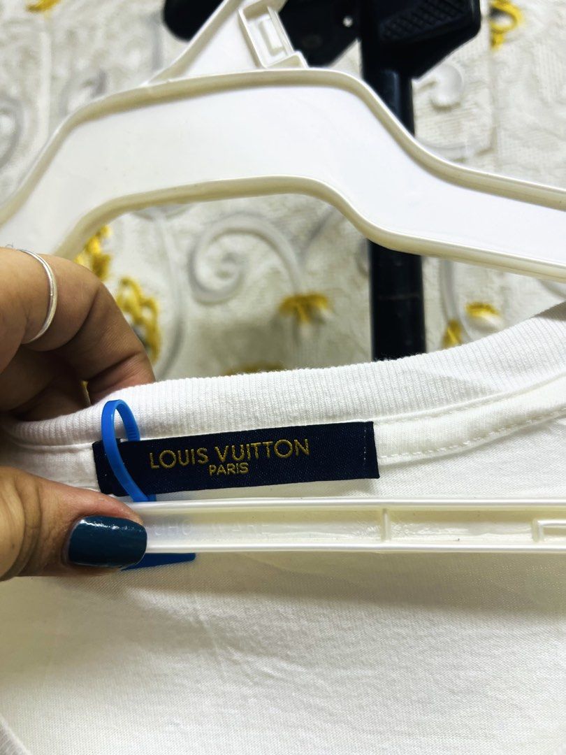 Louis Vuitton LV Made Duck Patch White T-shirt (Category: Luxury Apparel) located in Manila. Submitted by irenekaren57943 (Listing ID 1469171245, Image 2). Description: 𒊹︎ Louis Vuitton LV Made Duck White T-Shirt ➤ 𝟐𝟏 𝐖 | 𝟐𝟗 𝐋 (𝐌-𝐋) ➤ 𝐋𝐢𝐤𝐞 𝐍𝐞𝐰 ➤ 𝐂𝐮𝐭 𝐓𝐚𝐠𝐬 .