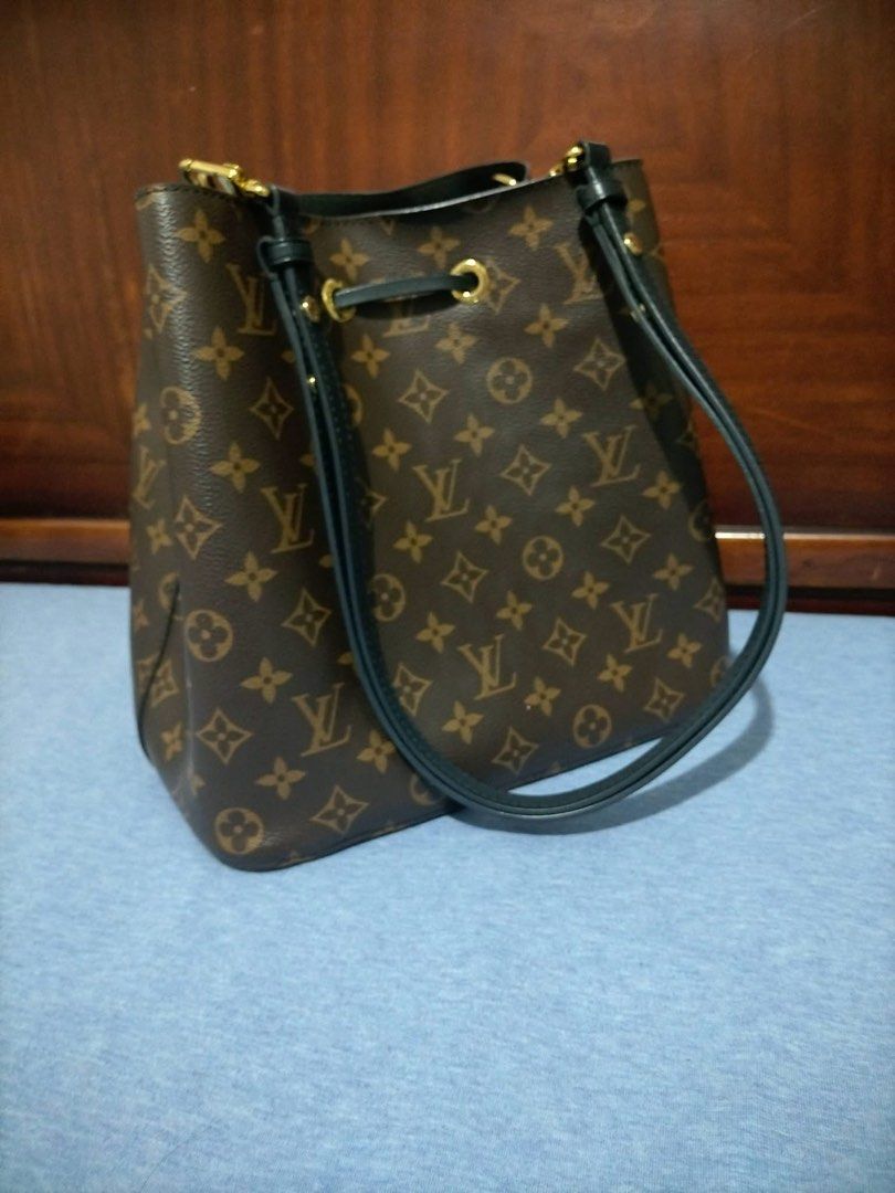 Louis Vuitton Monogram Canvas Bucket Bag (Category: Luxury Bags & Wallets) located in Cebu City. Submitted by 5g9v6f96vc98564 (Listing ID 1469163951, Image 2). Description: - Authentic Louis Vuitton Monogram bucket bag - Classic monogram canvas with rich dark trim and gold hardware - Secure drawstring closure at the top - Includes a versatile removable shoulder strap - Organized interior with a zippered center compartment dividing the main space 