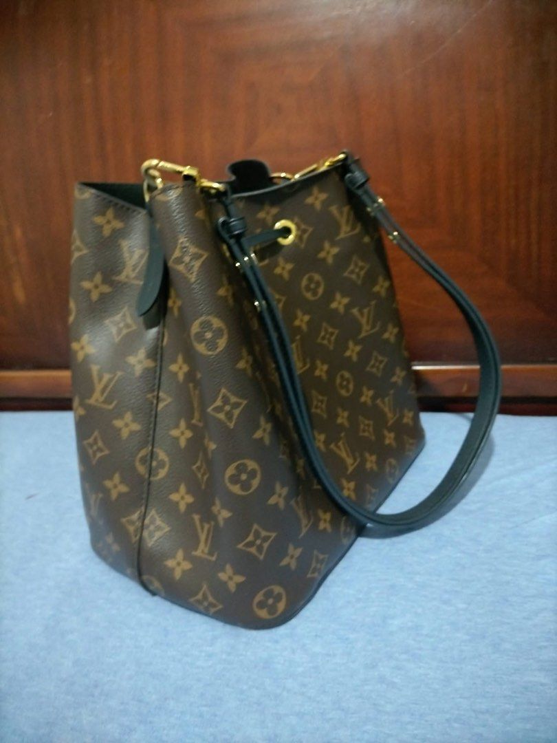 Louis Vuitton Monogram Canvas Bucket Bag (Category: Luxury Bags & Wallets) located in Cebu City. Submitted by 5g9v6f96vc98564 (Listing ID 1469163951, Image 3). Description: - Authentic Louis Vuitton Monogram bucket bag - Classic monogram canvas with rich dark trim and gold hardware - Secure drawstring closure at the top - Includes a versatile removable shoulder strap - Organized interior with a zippered center compartment dividing the main space 