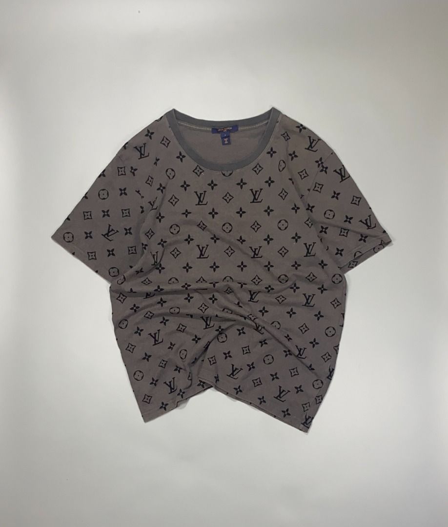 ‘LOUIS VUITTON MONOGRAM TEE’ (Category: Tshirts & Polo Shirts ) located in San Jose. Submitted by retro.co (Listing ID 1469284213, Image 1). Description: Features: - FRONT AND BACK DESIGN(AOP) - SIGNATURE MONOGRAM PATTERN - VELVET PRINT •Excellent Condition •Flaws: NO MAJOR FLAWS •Color rate: (9.5/10) •DIMES: (W): 21.5 INCH (L): 28 INCH READ BEFORE PURCHASING -WORLDWIDE SHIPPING -NO RETURN -Please check all photos accurately. ❗️Important notes: S