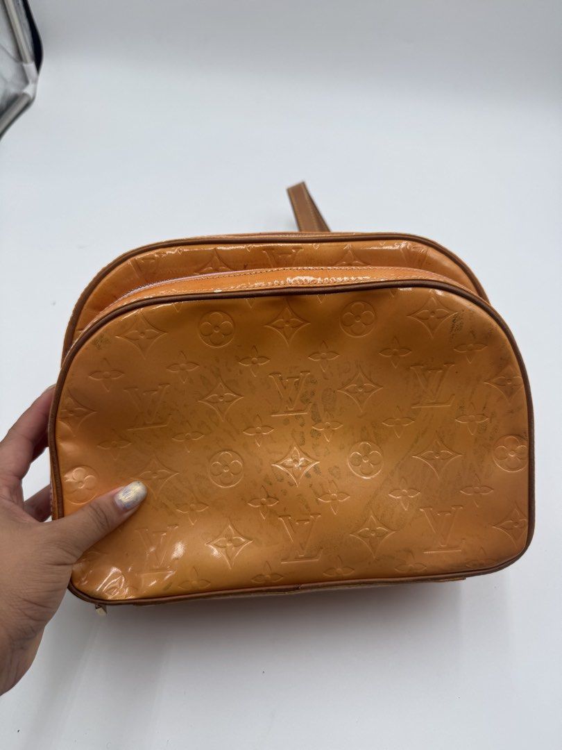 Louis Vuitton Vernis Murray (Category: Luxury Bags & Wallets) located in Cagayan de Oro. Submitted by KoaApparelAtbp. (Listing ID 1469284947, Image 2). Description: Has color transfer and inner lining starts to peel off. Good leather straps..