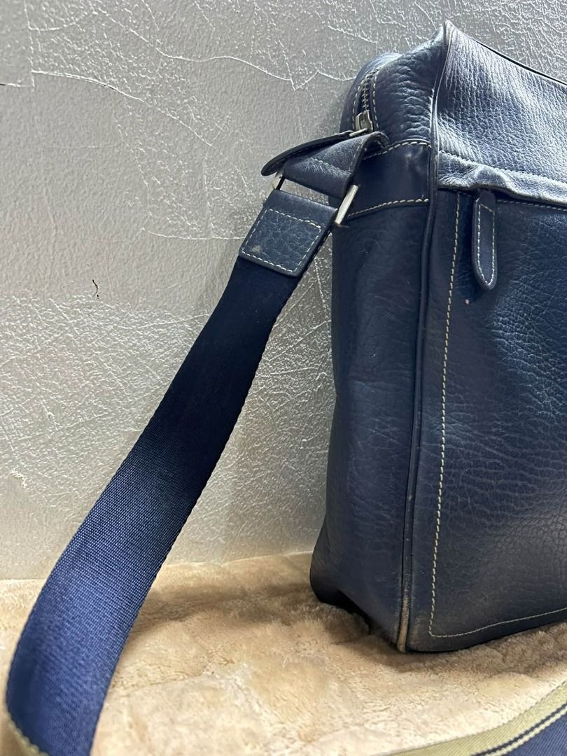 LOUISE QUARTORZE MESSENGER BAG (Category: Shoulder Bags) located in Caloocan City. Submitted by j3ngsanity (Listing ID 1469319094, Image 2). Description: ISSUE : LEATHER FADING AND SCRATCH / NEED CLEANING.