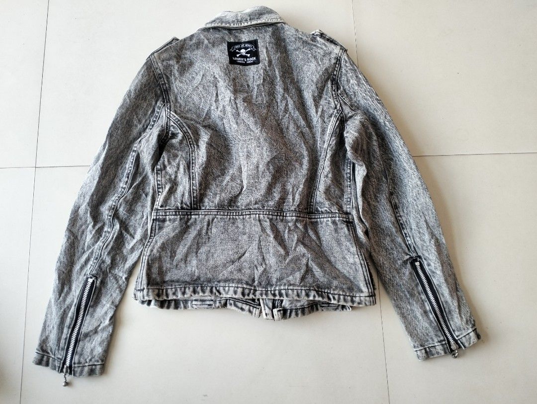 Lovers rock Made in japan (Category: Coats, Jackets and Outerwear) located in San Carlos City. Submitted by guioverlua72920 (Listing ID 1469169371, Image 3). Description: Lovers rock Made in japan Size medium on tag W17 L20 Excellent condition No issue ₱1500 free ship location San Carlos city Negros Occidental.