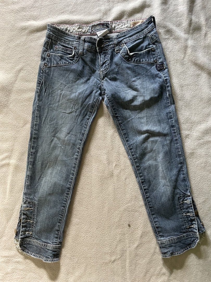 LOW RISE CAPRI PANTS (Category: Jeans) located in San Quintin. Submitted by polasolah (Listing ID 1469262650, Image 1). Description: low rise po siya so dont compare sa waist size niyo, more on sa above your hips size hip size: 29-30 28 inches long( sa pack area ko sinukat).