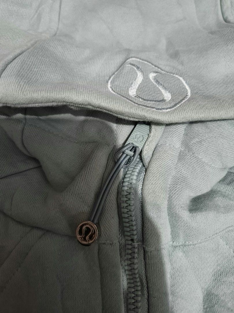 LULULEMON (Category: Coats, Jackets and Outerwear) located in Alaminos. Submitted by thriftings625 (Listing ID 1469169676, Image 3). Description: No issue Color rate: 9/10 Excellent condition No pinhole, no stain, no lints.