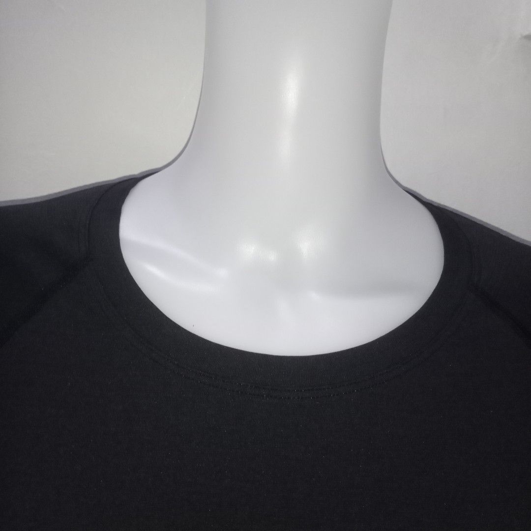 Lululemon Black Tops (Category: Activewear) located in Manila. Submitted by shoekendi (Listing ID 1469337833, Image 2). Description: looks new.