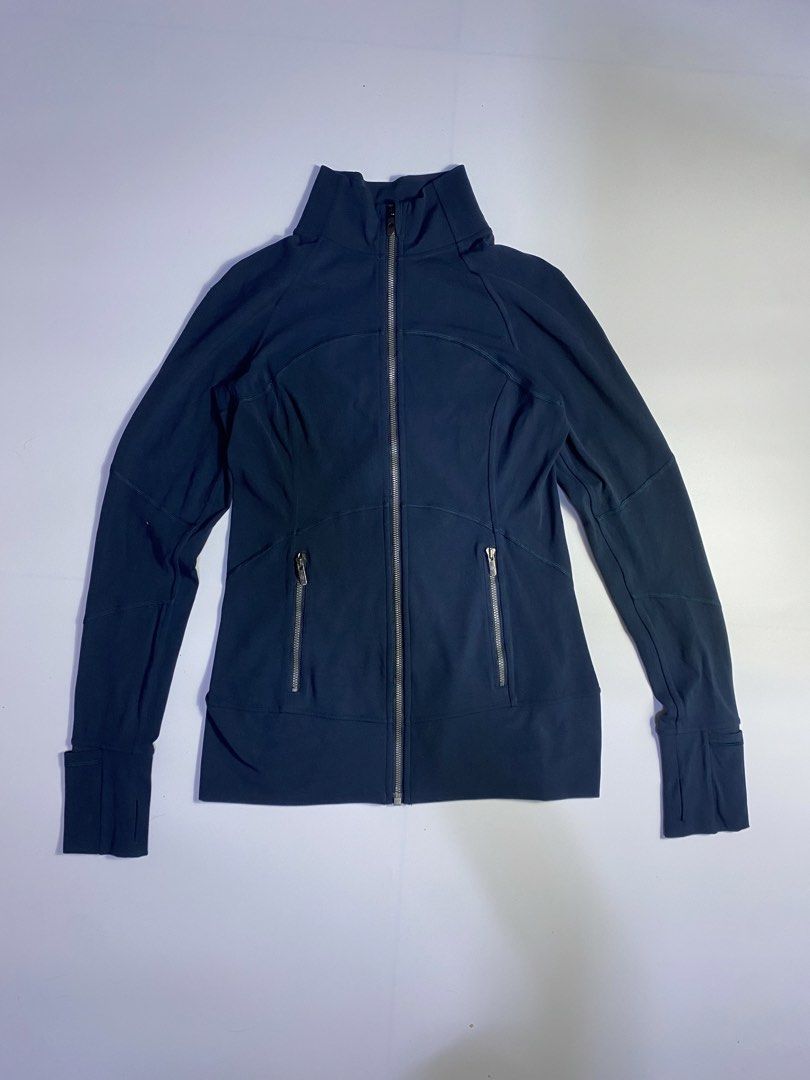 Lululemon Contour Jacket (Category: Activewear) located in Manila. Submitted by streetw1se.ph (Listing ID 1469200823, Image 1). Description: Lululemon Contour Jacket Size:Dot 6 16x26 -Cut main tag only -No major flaws .