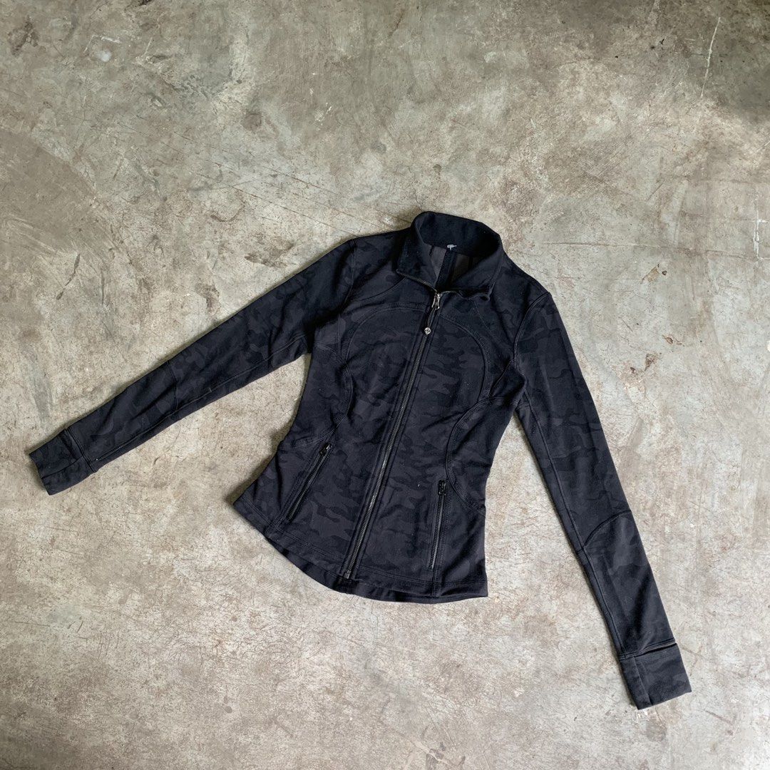 Lululemon Define Jacket Black Camo Size 4 (Category: Coats, Jackets and Outerwear) located in Manila. Submitted by emplysthrift. (Listing ID 1469230934, Image 2). Description: Width "15 Length "23.5 Good Condition Colorrate: 9.5/10 Flaws: missing tag and size dot Unli vouch/vc for safe transactions 📲 Location: Laspinas City, Metro Manila, Brngy Talon Uno. 📍 DM IF INTERESTED📥 - Authentic Lululemon Define Jacket - Trendy black camo print - Fitte