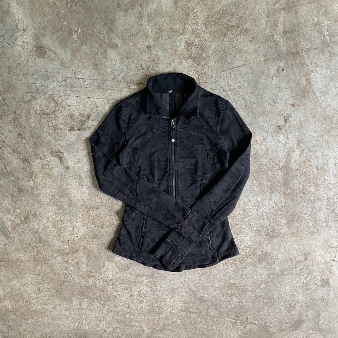 Lululemon Define Jacket Black Camo Size 4 (Category: Coats, Jackets and Outerwear) located in Manila. Submitted by emplysthrift. (Listing ID 1469230934, Image 1). Description: Width "15 Length "23.5 Good Condition Colorrate: 9.5/10 Flaws: missing tag and size dot Unli vouch/vc for safe transactions 📲 Location: Laspinas City, Metro Manila, Brngy Talon Uno. 📍 DM IF INTERESTED📥 - Authentic Lululemon Define Jacket - Trendy black camo print - Fitte