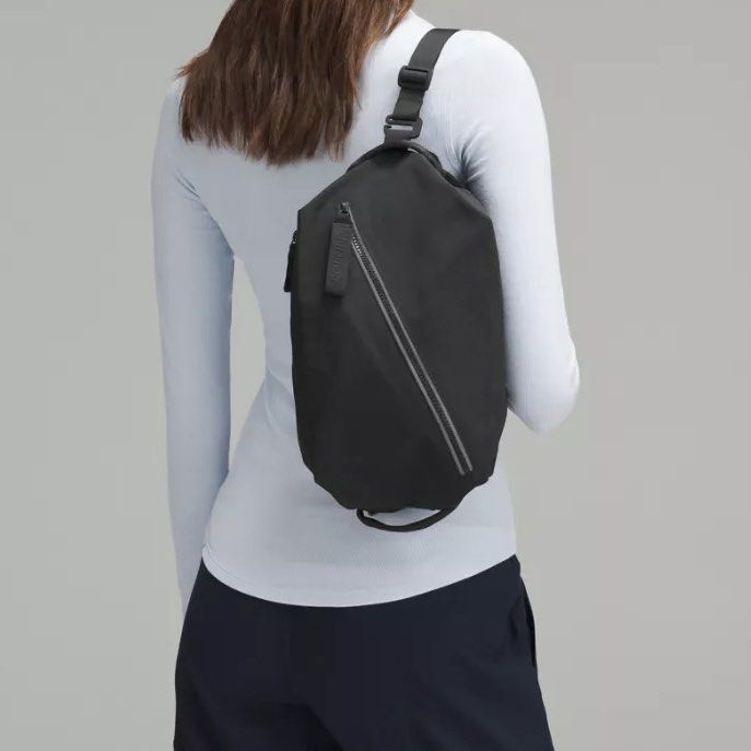 LULULEMON Fast Track Bag (Category: Backpacks) located in Bauang. Submitted by thriftypockets92 (Listing ID 1469205015, Image 3). Description: .