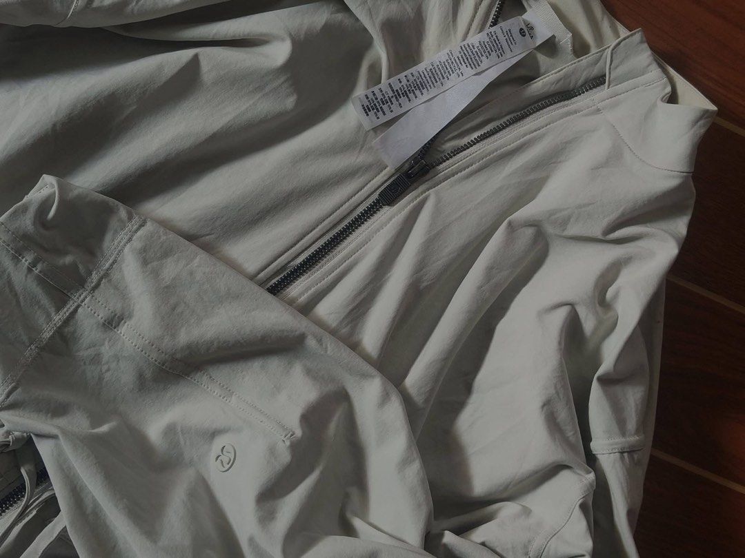 LULULEMON JACKET (Category: Coats, Jackets and Outerwear) located in Manila. Submitted by wanluis (Listing ID 1469209272, Image 3). Description: .